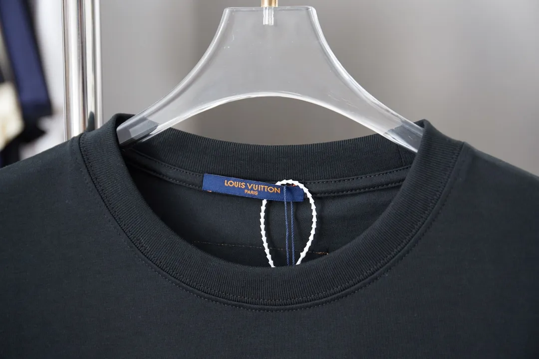 🅿️190 1V 25SS early spring new style Leather embroidered LV letter short sleeves Light luxury A must-have item for daily commuting for men and women Correct version Welcome to compare Detailed features · 320g 100% pure cotton double yarn jersey fabric · Special thickening in the same vat 32 pieces double-strand 1X1 thread . Leather-cut LV letter splicing embroidery · Imported Tajima machine embroidery with various craft letters · Double-needle sewing and cross-seam technology · Original main mark, washed tag, brand moisture-proof paper packaging Color: black/white Size: S/M/L/XL